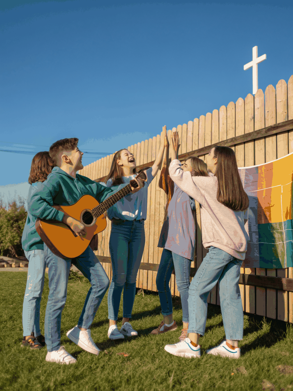 Grupo de jóvenes adultos alegres reunidos