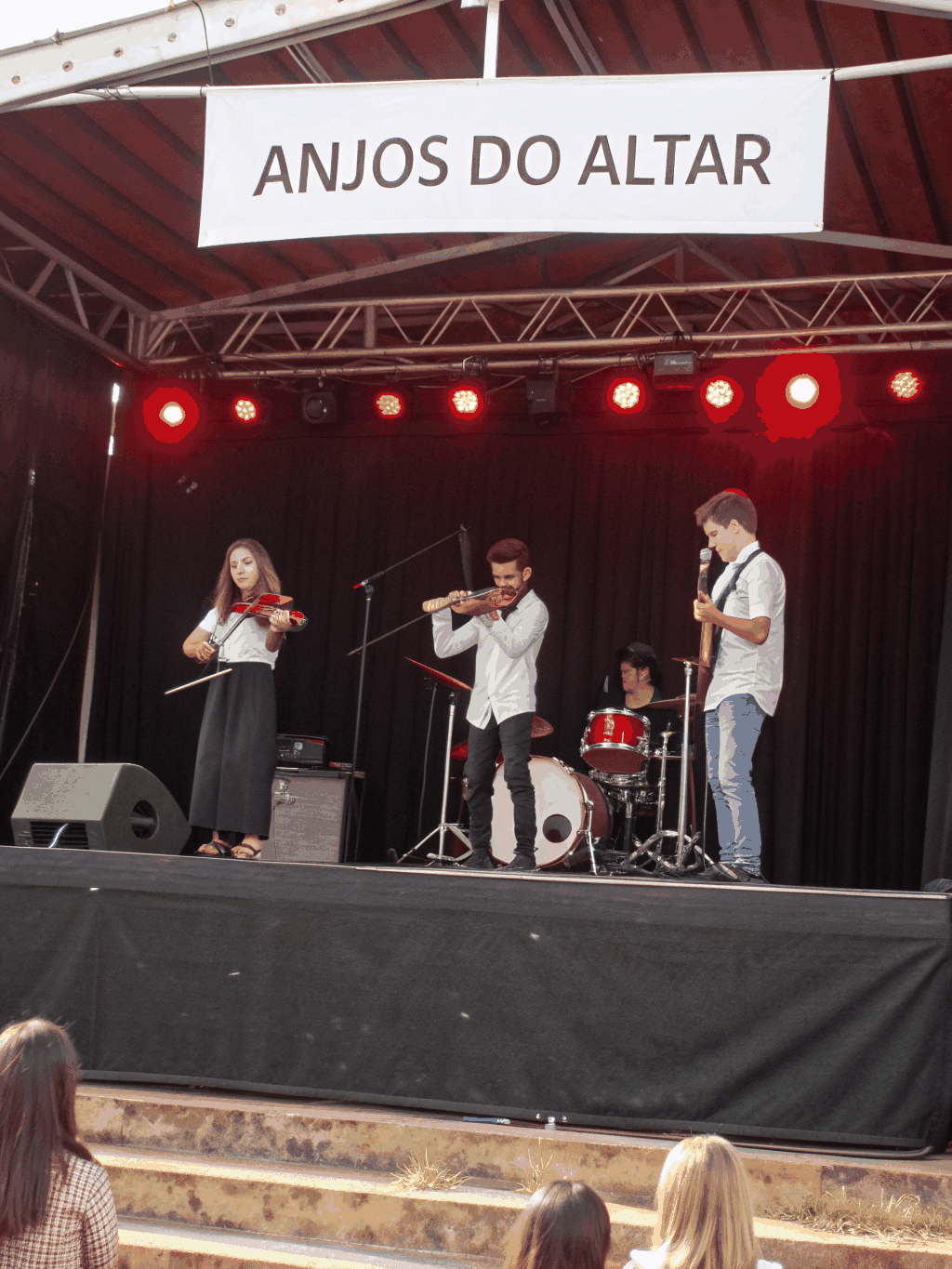 Jóvenes en concierto de adoración y alabanza